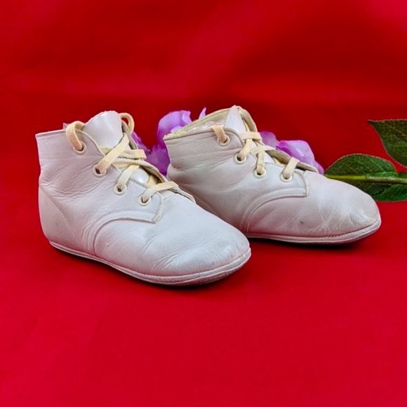 Vintage Mrs. Day's White Leather Lace Up Baby Shoes 3 - Picture 2 of 12